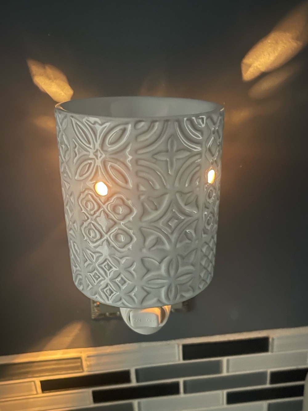 Scentsy White Paloma Ceramic mini Plug-In Warmer with Embossed Geometric Pattern